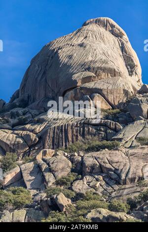 'Peña Sirio' une montagne impressionnante avec une belle formation rocheuse à l'intérieur de la Pedriza au parc national de Guadarrama (Espagne). Un endroit incroyable pour l'escalade Banque D'Images