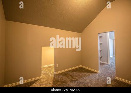 Chambre vide avec moquette et vue sur le placard par la porte sans porte Banque D'Images