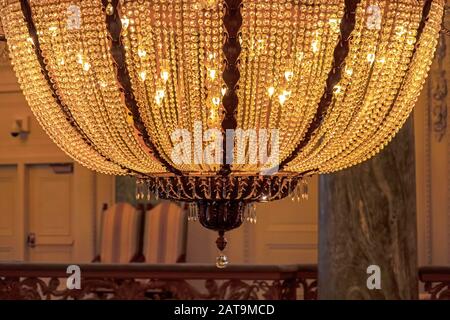 Gros plan sur un magnifique lustre orné de perles en cristal étincelantes Banque D'Images
