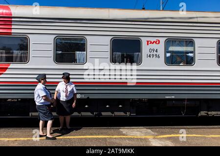 Provodnitsas (agents de train) travaillant sur l'express trans-sibérien à Balezino Banque D'Images