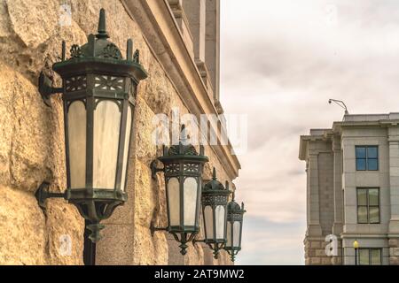 Lanternes vintage montées sur le mur en pierre à l'extérieur d'un bâtiment Banque D'Images