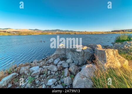 Paysage de lac pittoresque avec vue sur la vallée et la montagne contre le ciel bleu Banque D'Images