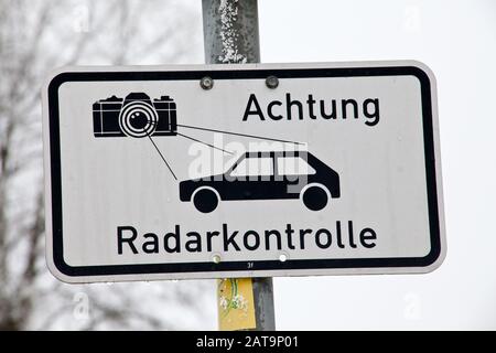 le panneau de commande du radar en langue allemande avertit les conducteurs de voiture du contrôle de vitesse. Translation Du Texte « Contrôle Radar D'Attention » Banque D'Images