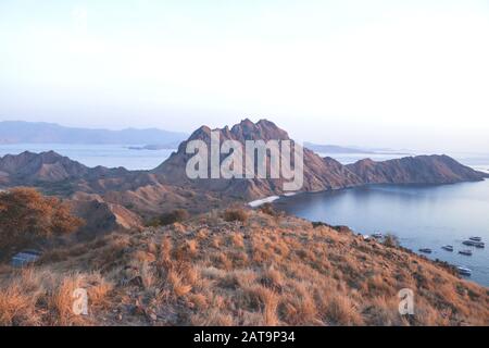 L'île de Padar avec son charme naturel magnifique et ses hautes collines situées à Labuan Bajo, Indonésie Banque D'Images