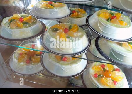 Cassata ou cassata siciliana est un sucré traditionnel de la Sicile, en Italie. La cassata se compose d'un gâteau éponge rond humidifié avec des jus de fruits ou de la liqueur. Banque D'Images