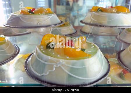 Cassata ou cassata siciliana est un sucré traditionnel de la Sicile, en Italie. La cassata se compose d'un gâteau éponge rond humidifié avec des jus de fruits ou de la liqueur. Banque D'Images