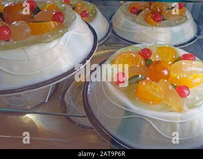 Cassata ou cassata siciliana est un sucré traditionnel de la Sicile, en Italie. La cassata se compose d'un gâteau éponge rond humidifié avec des jus de fruits ou de la liqueur. Banque D'Images