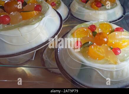 Cassata ou cassata siciliana est un sucré traditionnel de la Sicile, en Italie. La cassata se compose d'un gâteau éponge rond humidifié avec des jus de fruits ou de la liqueur. Banque D'Images