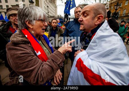 Londres, Royaume-Uni. 31 janvier 2020. Une confrontation a rebuté un soutien de maintien et de Brexit près de la place du Parlement, Londres alors que les partisans du Brexit se réunissent pour célébrer la sortie de la Grande-Bretagne de l’UE. Crédit: Grant Rooney/Alay Live News Banque D'Images