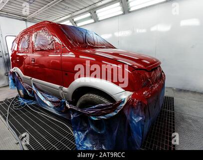 voiture dans le four pendant la peinture rouge Banque D'Images