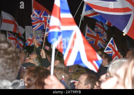 Vendredi soir, des centaines de personnes ont fait la fête du Brexit sur la place du Parlement de Westminster. Alors que la Grande-Bretagne quitte l'UE pour la nuit historique. Banque D'Images