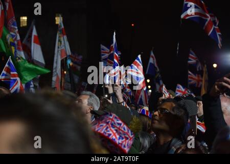 Vendredi soir, des centaines de personnes ont fait la fête du Brexit sur la place du Parlement de Westminster. Alors que la Grande-Bretagne quitte l'UE pour la nuit historique. Banque D'Images