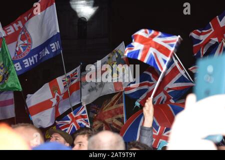 Vendredi soir, des centaines de personnes ont fait la fête du Brexit sur la place du Parlement de Westminster. Alors que la Grande-Bretagne quitte l'UE pour la nuit historique. Banque D'Images