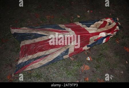 Londres, Royaume-Uni. 31 janvier 2020. Un drapeau Jack de l'Union est piétiné dans la boue alors que le Royaume-Uni quitte l'Union européenne à Londres le vendredi 31 décembre 2020. Photo de Hugo Philpott/UPI crédit: UPI/Alay Live News Banque D'Images