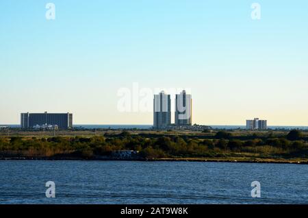 Vue sur Galveston, Texas depuis un terminal de bateaux de croisière, au petit matin. États-Unis Banque D'Images