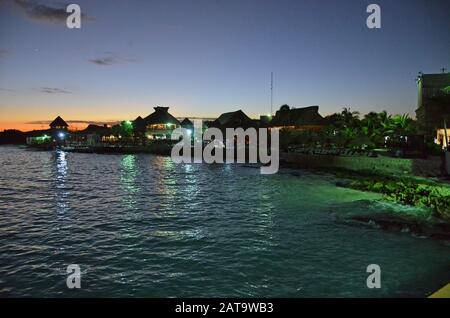 Port de croisière Costa Maya la nuit. Banque D'Images