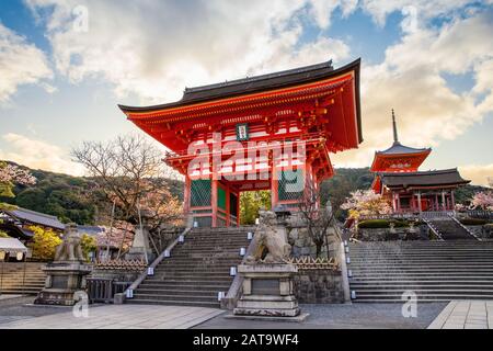 Deva gate of Kiyomizu-dera à kyoto, Japon (le texte étranger est Kiyomizu-dera moyen en anglais) Banque D'Images