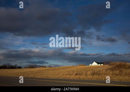 Petite maison dans le paysage du Vermont rural pendant l'heure d'or Banque D'Images