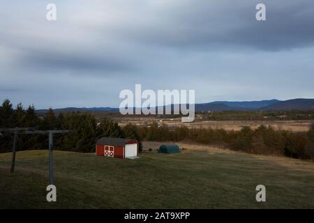 Paysage du Vermont rural avec un Shed rouge Banque D'Images