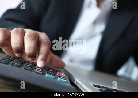 Gros plan sur la table de calcul de l'utilisation des hommes d'affaires Banque D'Images