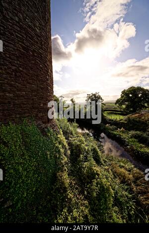 Le château blanc (en gallois : Castell Gwyn), également connu historiquement sous le nom de château de Lattilio, est un château ruiné près du village de Lattilio Crossenny in Banque D'Images