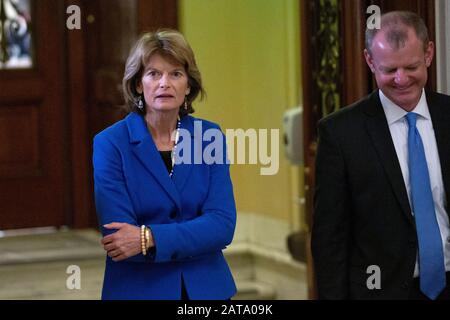 Washington DC, États-Unis. 31 janvier 2020. Le sénateur des États-Unis Lisa Murkowski (Républicain de l'Alaska) quitte la Chambre du Sénat lors d'un bref retrait du procès de destitution du président des États-Unis Donald J. Trump sur Capitol Hill à Washington, DC, aux États-Unis, le vendredi 31 janvier 2020. Crédit: Stefani Reynolds/CNP /MediaPunch crédit: MediaPunch Inc/Alay Live News Banque D'Images