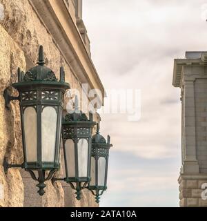 Cadre carré lanternes Vintage montées sur le mur en pierre à l'extérieur d'un bâtiment Banque D'Images