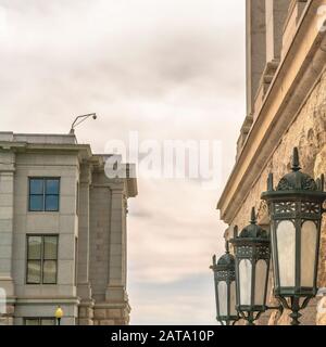 Lanternes carrées Vintage montées sur le mur en pierre à l'extérieur d'un bâtiment Banque D'Images