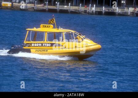 TAXI AQUATIQUE JAUNE SUR LE PORT DE SYDNEY, SYDNEY, NOUVELLE-GALLES DU SUD, AUSTRALIE Banque D'Images