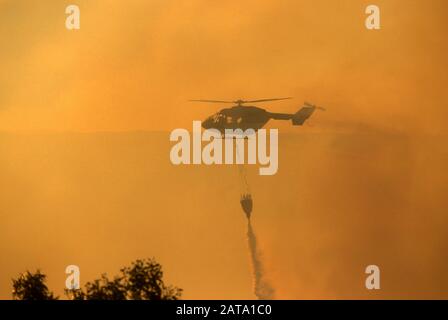 Attentat à l'EAU EN HÉLICOPTÈRE AU COURS DE L'ACTION DES FEUX DE BROUSSE, décembre 2001, HAWKESBURY VALLEY, NEW SOUTH WALES Banque D'Images