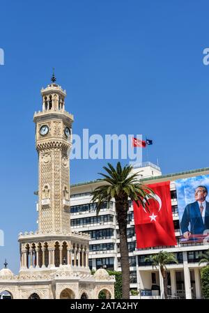 Izmir, Turquie - 30 août 2019 : Tour de l'horloge avec drapeau turc et portrait d'Ataturk à Izmir, Turquie Banque D'Images