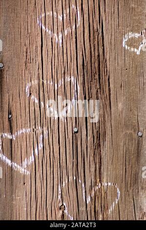 Coeurs en bois rustique de craie Banque D'Images