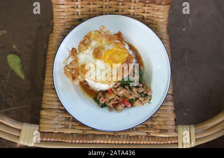 Riz garni de porc haché sauté et de basilic et d'œufs frits, concept de nourriture saine, nourriture biologique Banque D'Images