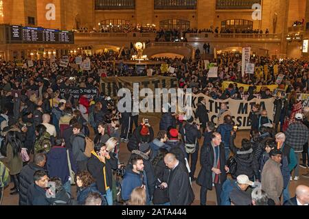 New YORK, NY - 31 JANVIER : des manifestants qui ont des panneaux pendant les heures de pointe du vendredi protestent contre l'augmentation des services de police et des tarifs dans la ville de New York Banque D'Images