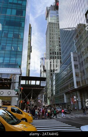 New York City/États-Unis - 24 mai 2019 gratte-ciel de Manhattan, ville de New York. Vue sur la rue, la circulation, les touristes Banque D'Images