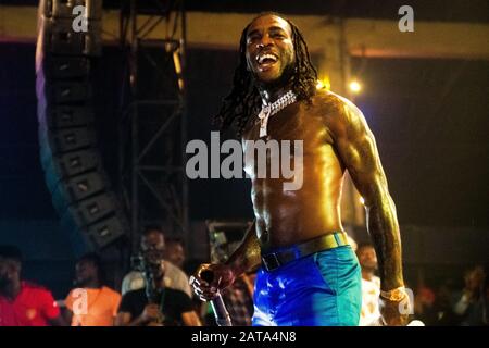 Nigérian Afrobeats artiste, Burna Boy se présentant à un concert de Felabration à Lagos Nigeria en 2019. Banque D'Images