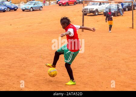 Les filles jouant au football sur un terrain de jeu en face du Centre culturel islamiste Nyamirambo (Kwa kadhafi) à Kigali, au Rwanda. Banque D'Images