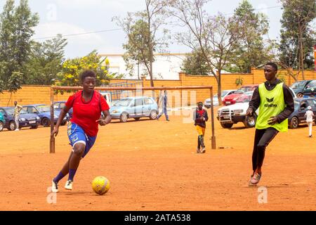 Les filles jouant au football sur un terrain de jeu en face du Centre culturel islamiste Nyamirambo (Kwa kadhafi) à Kigali, au Rwanda. Banque D'Images
