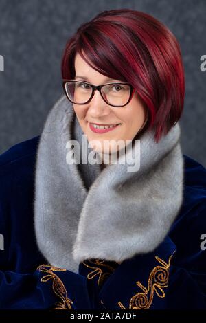 Portrait d'une heureuse femme d'âge moyen avec des lunettes Banque D'Images