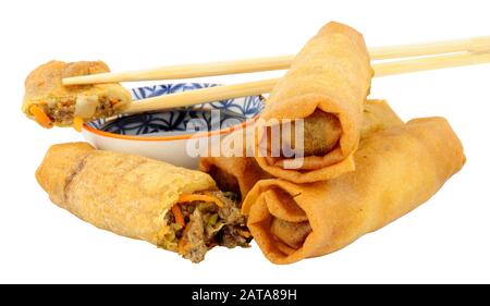 Rouleaux de printemps chinois remplis de canard croustillant avec sauce soya, isolés sur fond blanc Banque D'Images