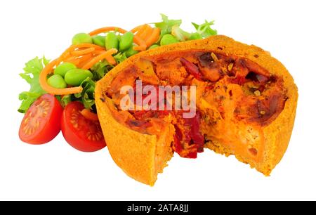 Chorizo et fromage manchego fourrés de quiche salée avec salade fraîche isolée sur fond blanc Banque D'Images