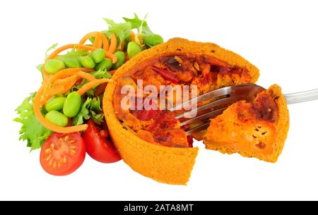 Chorizo et fromage manchego fourrés de quiche salée avec salade fraîche isolée sur fond blanc Banque D'Images