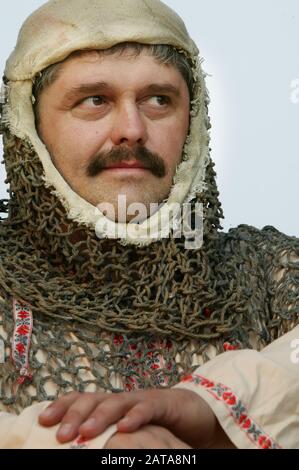 Un homme dans les vêtements d'un chevalier médiéval. Photographie d'un homme ancien. Banque D'Images