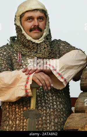 Un homme dans les vêtements d'un chevalier médiéval. Banque D'Images