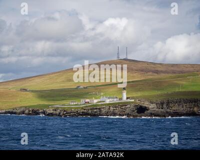 Les bâtiments peints en blanc du complexe du phare de Bressay, au-dessus des falaises de la mer, surplombant le détroit Abrité, une journée Fraîche en septembre. Banque D'Images