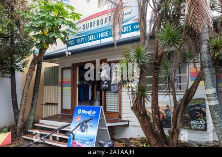 Byron Bay Australie, boutique de location de planches de surf dans cette ville balnéaire du nord de la Nouvelle-Galles du Sud, Australie Banque D'Images