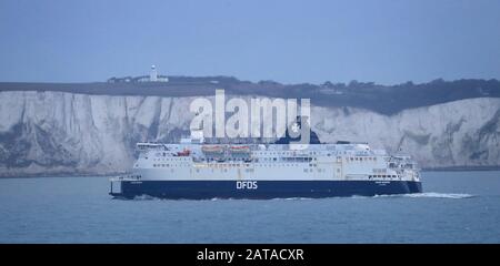 Le DFDS Calais Seaways se dirige vers le port de Douvres, dans le Kent, après que le Royaume-Uni a quitté l'Union européenne vendredi, pour finir 47 ans de liens étroits et parfois inconfortables avec Bruxelles. Banque D'Images