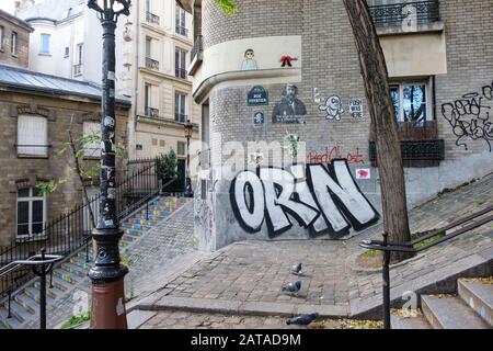 Dans les ruelles anciennes et belles de Paris, il y a beaucoup de graffitis sur les murs. C'est une caractéristique de cette ville européenne vibrante et multiculturelle. Banque D'Images