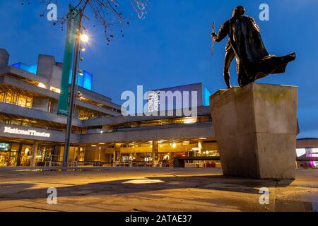 Le célèbre théâtre national de Londres la nuit Banque D'Images