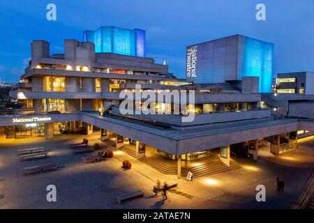 Le célèbre théâtre national de Londres la nuit Banque D'Images